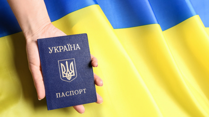 Можно ли украинцам за границей оформить паспорт без проверки военно-учетных документов: Чернышов о реформе