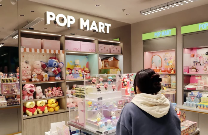 Pop Mart потеряла почти $4 млрд рыночной капитализации после критики от People's Daily, обвинившей компанию в поощрении зависимости у детей. Pop Mart потеряла почти $4 млрд рыночной капитализации после критики от People's Daily, обвинившей компанию в поощрении зависимости у детей.