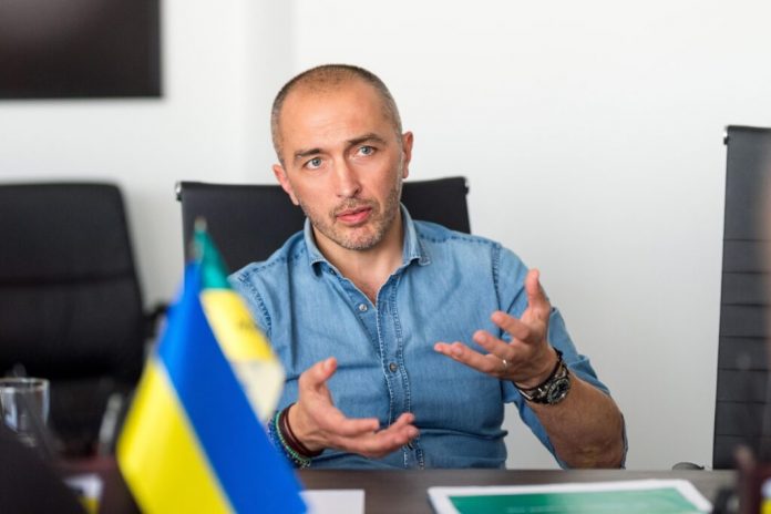 НБУ Украины подтвердил, что доллар сохраняет ключевую долю в резервах, а риски, связанные с его колебаниями, находятся под контролем регулятора. НБУ Украины подтвердил, что доллар сохраняет ключевую долю в резервах, а риски, связанные с его колебаниями, находятся под контролем регулятора.
