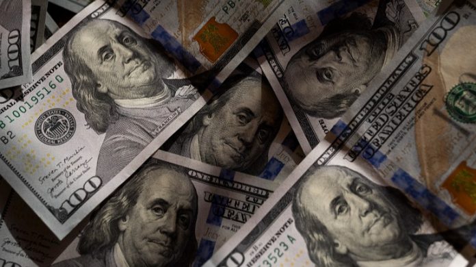 Экспортёры отказываются от доллара США, переходя на расчёты в евро, юанях и других валютах из-за валютных рисков и колебаний курса. Экспортёры отказываются от доллара США, переходя на расчёты в евро, юанях и других валютах из-за валютных рисков и колебаний курса.