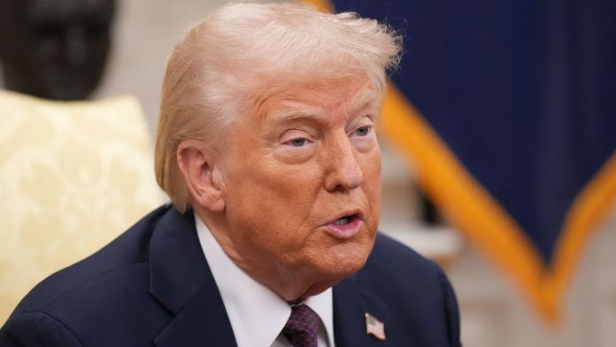 Дональд Трамп обвинил ЕС в несправедливом подходе к торговле после встречи с Урсулой фон дер Ляйен на форуме в Давосе. Дональд Трамп обвинил ЕС в несправедливом подходе к торговле после встречи с Урсулой фон дер Ляйен на форуме в Давосе.