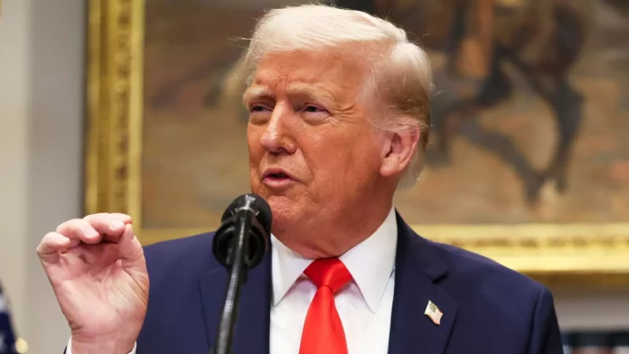 Дональд Трамп подписал закон о снижении налогов и расходов в США, при этом оппозиция обвинила власть в защите интересов богачей. Дональд Трамп подписал закон о снижении налогов и расходов в США, при этом оппозиция обвинила власть в защите интересов богачей.