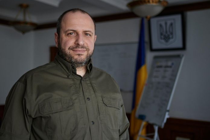 Президент Зеленский рассматривает возможность назначения министра обороны Рустема Умерова послом Украины в США, что может повлечь кадровые изменения в правительстве.