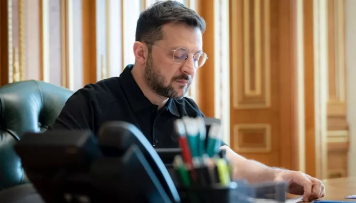 Президент Украины Владимир Зеленский утвердил состав делегации для мирных переговоров с Россией, возглавил Рустем Умеров, секретарь СНБО. Президент Украины Владимир Зеленский утвердил состав делегации для мирных переговоров с Россией, возглавил Рустем Умеров, секретарь СНБО.