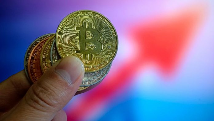 Биткоин обновил рекорд, достигнув $112 022, благодаря интересу инвесторов и политике администрации Трампа в отношении криптовалют. Подробности от КавПолит. Биткоин обновил рекорд, достигнув $112 022, благодаря интересу инвесторов и политике администрации Трампа в отношении криптовалют. Подробности от КавПолит.