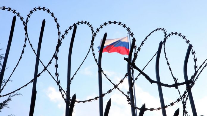 ЕС 9 июля вновь рассмотрит 18-й пакет санкций против России. Словакия сохраняет вето, требуя гарантий компенсации убытков от отказа от российского газа. ЕС 9 июля вновь рассмотрит 18-й пакет санкций против России. Словакия сохраняет вето, требуя гарантий компенсации убытков от отказа от российского газа.