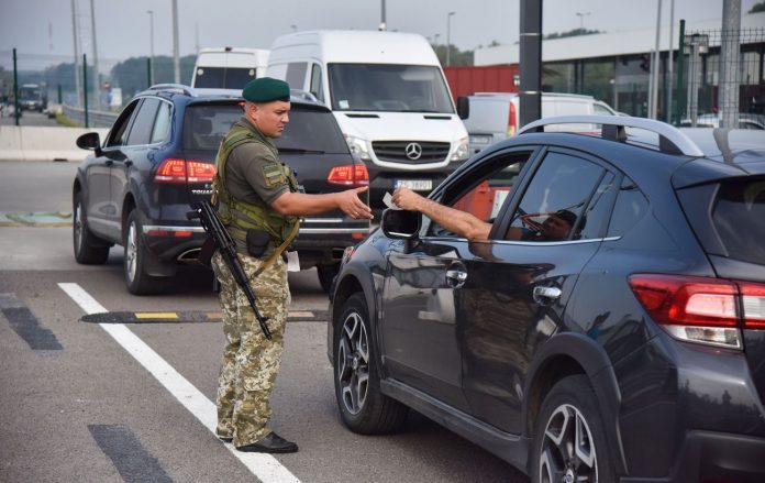 Кабмин разрешил мужчинам 18–22 лет выезжать за границу во время военного положения, подтвердила премьер-министр Юлия Свириденко.