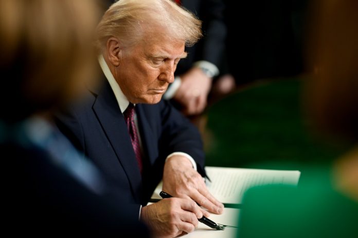 Трамп не согласился с позицией Зеленского по поводу необходимости изменений в Конституции для обмена территориями в рамках мирного соглашения. Трамп не согласился с позицией Зеленского по поводу необходимости изменений в Конституции для обмена территориями в рамках мирного соглашения.