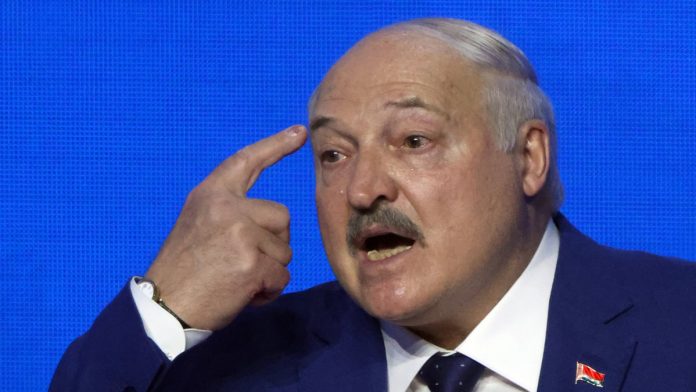 Лукашенко заявил, что Россия не может проиграть войну против Украины, подчеркнув необходимость мирных переговоров и возможных уступок для завершения конфликта. Лукашенко заявил, что Россия не может проиграть войну против Украины, подчеркнув необходимость мирных переговоров и возможных уступок для завершения конфликта.