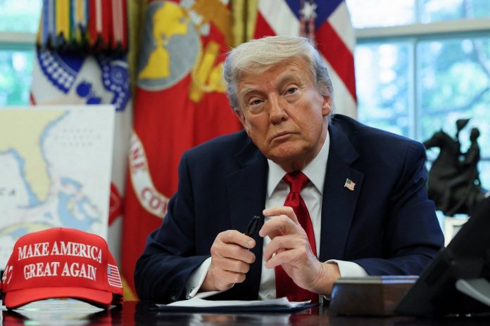 Трамп подписал указ о введении 25% пошлин на импорт товаров из Индии, связанных с российской нефтью, как часть стратегии давления на страны, торгующие с Россией. Трамп подписал указ о введении 25% пошлин на импорт товаров из Индии, связанных с российской нефтью, как часть стратегии давления на страны, торгующие с Россией.