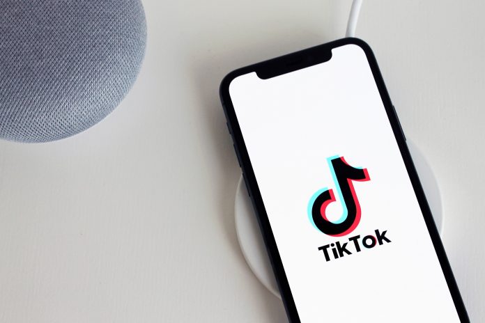 Фейковые видеоролики о «детях войны» и помощи распространяются в TikTok. Центр противодействия дезинформации опроверг ложную информацию.