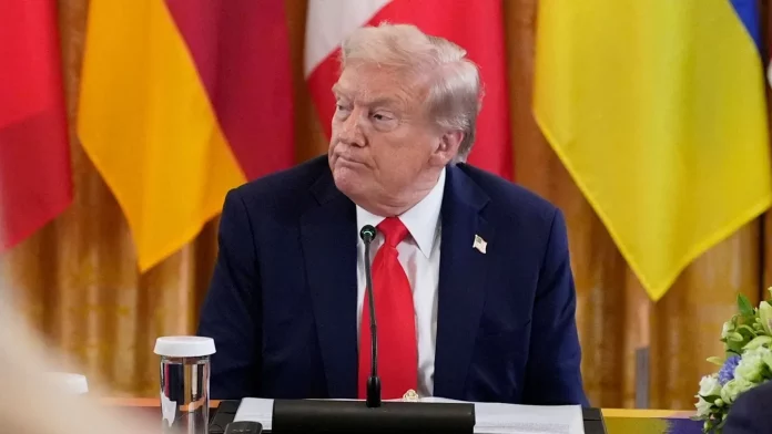 Трамп призывает лишить лицензий телеканалы ABC и NBC за предвзятое освещение республиканцев, заявляя о угрозе демократии.