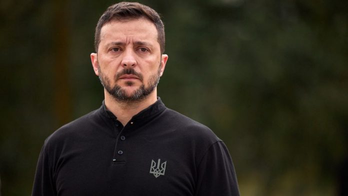 Президент Зеленский подписал указ о санкциях против лиц, поддерживающих Россию. Ограничения включают синхронизацию с Канадой и санкции для 28 человек.