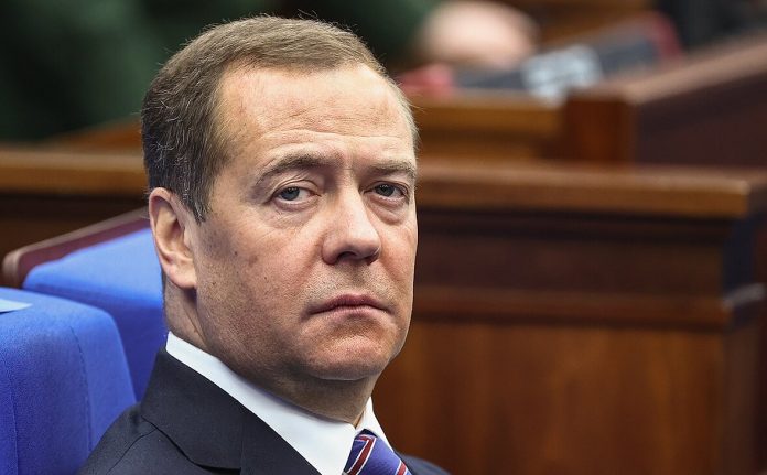 Медведев пригрозил НАТО войной, если страны будут сбивать российские дроны над Украиной, назвав создание «бесполетной зоны» провокацией.