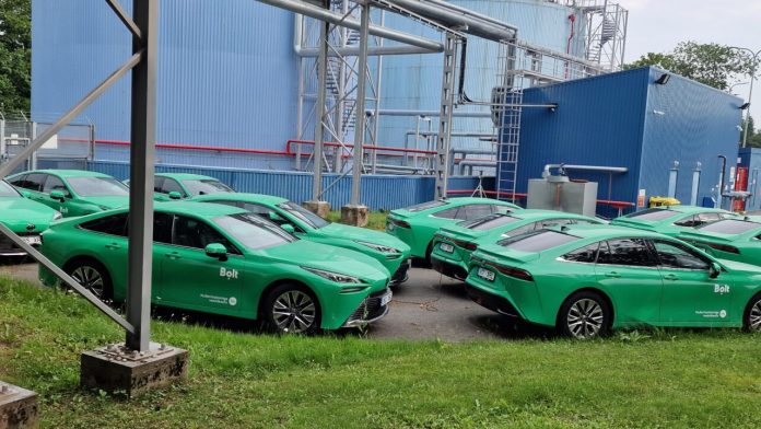 Bolt запустила в Таллине первый парк водородных автомобилей Toyota Mirai. Эстония расширяет инфраструктуру «зеленого» топлива для транспорта и промышленности.