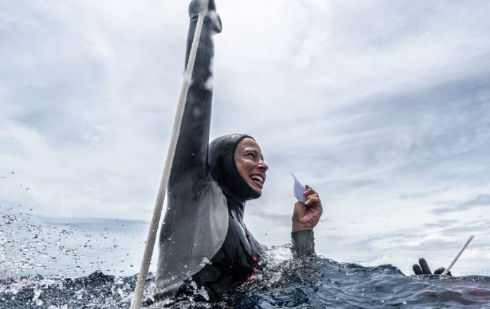 Наталья Жаркова выиграла золото ЧМ-2025 по фридайвингу с рекордной глубиной 113 м. Катерина Садурская заняла четвертое место.