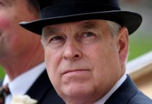 Принц Эндрю больше не член королевской семьи: официально лишен титулов Король Чарльз III лишил принца Эндрю королевских титулов из-за скандала с Джеффри Эпштейном и выплаты компенсации Вирджинии Джуффре.