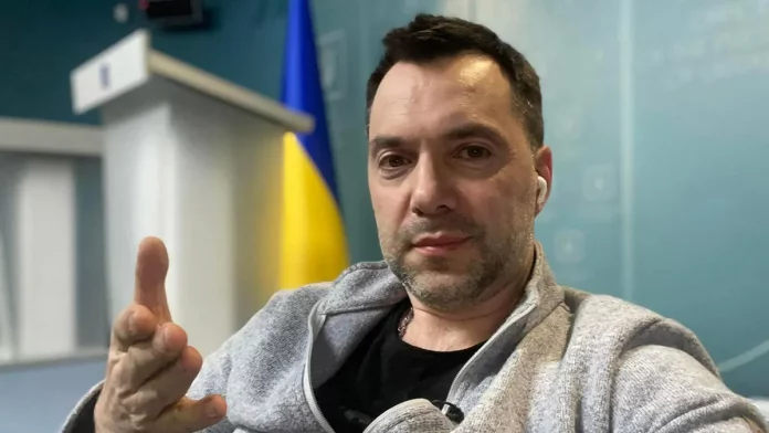 Бывший советник ОПУ Алексей Арестович повторно объявлен в розыск в России по обвинениям в терроризме и распространении фейков о российской армии.