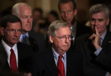 Сенат США ведет переговоры о завершении 30-дневного шатдауна и продлении субсидий ACA Сенат США обсуждает завершение 30-дневного шатдауна на фоне роста расходов на здравоохранение и истечения выплат SNAP, затрагивающих миллионы американцев.