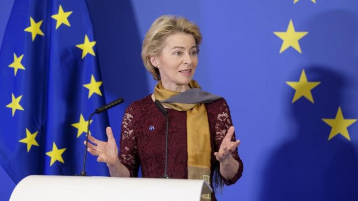 ЕС и Литва осудили удар России по вокзалу в Шостке. Урсула фон дер Ляйен назвала действия РФ варварскими и пообещала дальнейшее давление.