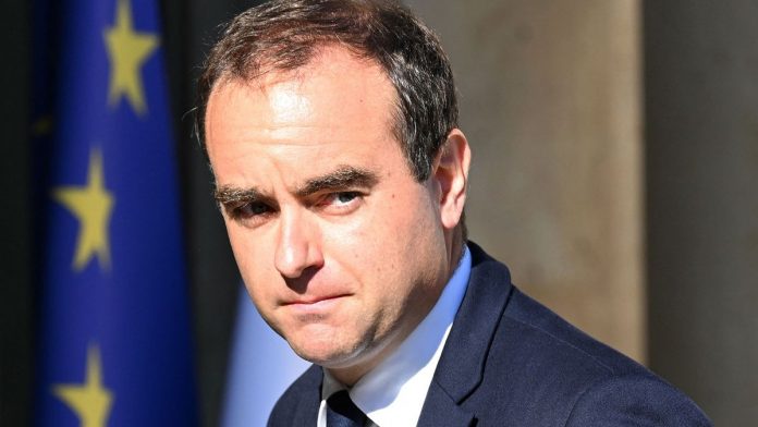 Премьер-министр Франции Себастьян Лекорню подал в отставку через 27 дней после назначения, установив рекорд по кратчайшему сроку пребывания, сообщает КавПолит.