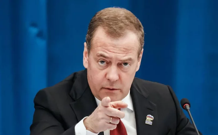 Дмитрий Медведев иронично отреагировал на заявление Дональда Трампа о атомной подводной лодке США у России, усилив напряжённость между лидерами.