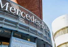 Продажи Mercedes-Benz падают на ключевых рынках: прибыль сокращена вдвое Прибыль Mercedes-Benz упала почти на треть из-за слабых продаж, американских пошлин и расходов на реструктуризацию. Компания планирует масштабное снижение затрат до 2027 года.