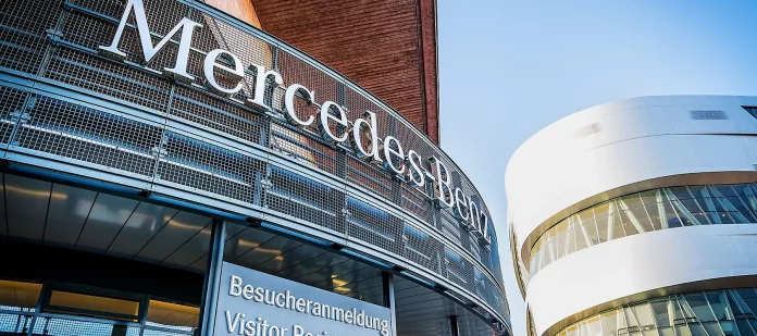 Прибыль Mercedes-Benz упала почти на треть из-за слабых продаж, американских пошлин и расходов на реструктуризацию. Компания планирует масштабное снижение затрат до 2027 года.