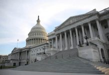 Частичный шатдаун США 2025: авиадиспетчеры без зарплаты и ограничения по SNAP Частичный шатдаун США продолжается 36 дней, авиадиспетчеры работают без зарплаты, а выплаты по программе SNAP осуществляются частично.