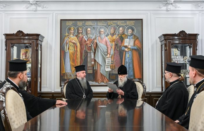 Патриарх Филарет встретился с митрополитом Епифанием, обсудили использование украинского языка в богослужениях, вручили благодарность и провели совместную молитву за Украину.