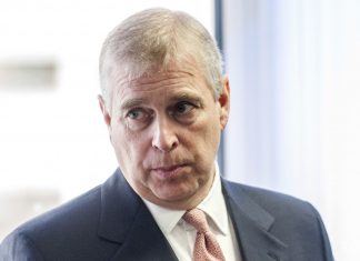 Эндрю Маунтбеттен-Виндзор покидает Виндзор после скандала и потери королевских титулов Эндрю Маунтбеттен-Виндзор, брат короля Чарльза III, покидает Виндзор и переезжает в Сандрингем после лишения титулов, сообщает КавПолит.