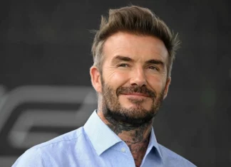 Дэвид Бекхэм стал рыцарем: Чарльз III наградил экс-капитана сборной Англии за благотворительность и спорт Король Чарльз III посвятил Дэвида Бекхэма в рыцари за заслуги в футболе и благотворительности. Церемония прошла в Виндзорском замке с участием семьи.