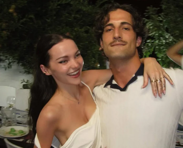 Фронтмен Maneskin Дамиано Давид сделал предложение актрисе Дове Кэмерон в Сиднее. Пара отметила вторую годовщину, на руках актрисы засветилось кольцо. Фронтмен Maneskin Дамиано Давид сделал предложение актрисе Дове Кэмерон в Сиднее. Пара отметила вторую годовщину, на руках актрисы засветилось кольцо.