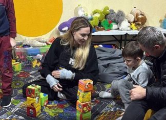 Визит Анджелины Джоли в Украину: помощь детям и переселенцам в Херсоне Анджелина Джоли посетила Херсон, осмотрела детскую больницу и родильный дом, встретилась с пациентами и переселенцами, сообщает КавПолит.