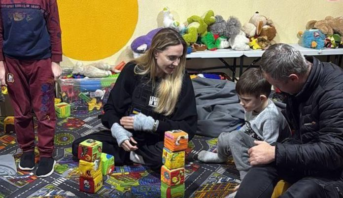 Анджелина Джоли посетила Херсон, осмотрела детскую больницу и родильный дом, встретилась с пациентами и переселенцами, сообщает КавПолит. Анджелина Джоли посетила Херсон, осмотрела детскую больницу и родильный дом, встретилась с пациентами и переселенцами, сообщает КавПолит.