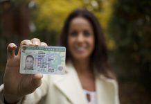 Грин-карта в США: USCIS предлагает более строгие правила «публичной зависимости» USCIS предлагает новые правила «публичной зависимости», которые могут повлиять на право заявителей на грин-карту на использование государственных льгот.