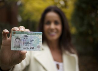 Грин-карта в США: USCIS предлагает более строгие правила «публичной зависимости» USCIS предлагает новые правила «публичной зависимости», которые могут повлиять на право заявителей на грин-карту на использование государственных льгот.