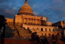 Шатдаун в США: противостояние Трампа и демократов может установить исторический рекорд Шатдаун в США может стать самым продолжительным в истории: Трамп отказывается идти на уступки демократам, а работа правительства остановлена уже более месяца.