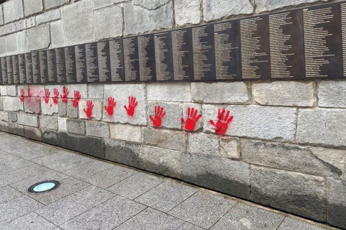 Парижский суд приговорил четырех болгар к тюремному сроку за осквернение мемориала Холокоста «красными руками», подозревается вмешательство российских спецслужб. Парижский суд приговорил четырех болгар к тюремному сроку за осквернение мемориала Холокоста «красными руками», подозревается вмешательство российских спецслужб.