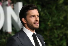 Джонатан Бейли признан самым сексуальным мужчиной 2025 года по версии People Звезда сериала «Бриджертоны» Джонатан Бейли признан самым сексуальным мужчиной 2025 года по версии People за харизму и актерское мастерство.