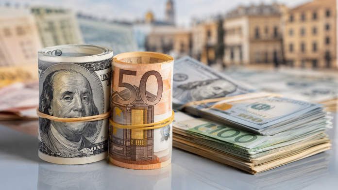 Курс доллара 8 мая резко снизился в банках Украины. Где выгоднее купить доллар и евро, как изменились курсы Monobank, ПриватБанка и обменников.