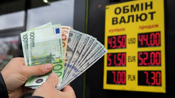 Курс доллара и евро в Украине 17 мая показывает новые колебания на рынке. Сколько стоит валюта сегодня в обменниках и банках.
