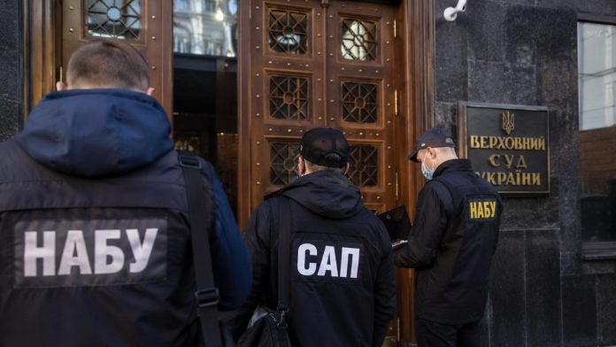 НАБУ и САП проводят обыски в Верховном Суде Украины по делу о коррупции. Что известно о расследовании, Князеве и реакции общества.