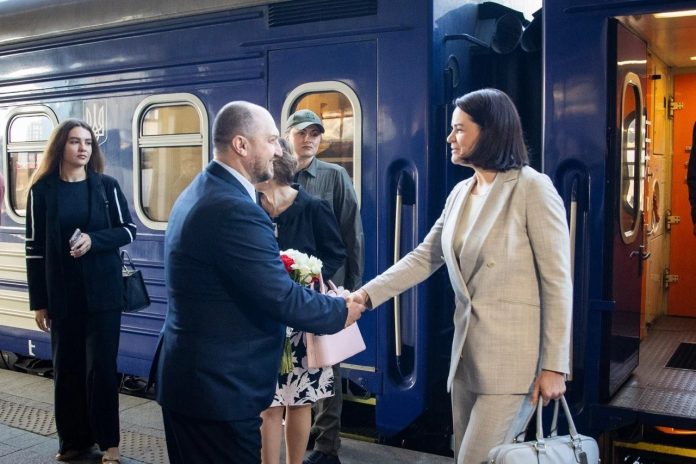 Тихановская впервые приехала в Киев по приглашению Зеленского. Что означает визит лидерки белорусской оппозиции для Украины и Беларуси. Тихановская впервые приехала в Киев по приглашению Зеленского. Что означает визит лидерки белорусской оппозиции для Украины и Беларуси.