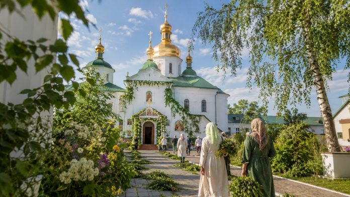 Троица 2026 в Украине будет 31 мая: когда поминальная суббота, что нельзя делать, какие традиции важны и где проверить официальные даты.