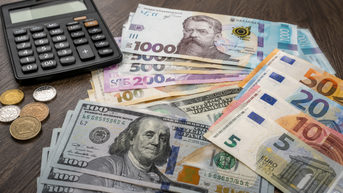 Курс доллара к гривне 24 июня снизился до 45,13 грн в банках. В обменниках доллар продают по 44,95 грн, евро — по 51,66 грн. Курс доллара к гривне 24 июня снизился до 45,13 грн в банках. В обменниках доллар продают по 44,95 грн, евро — по 51,66 грн.