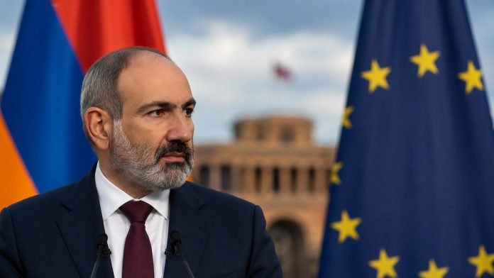 Пашинян отказался проводить референдум о выборе между ЕС и ЕАЭС, несмотря на давление России и союзников перед выборами в Армении. Пашинян отказался проводить референдум о выборе между ЕС и ЕАЭС, несмотря на давление России и союзников перед выборами в Армении.