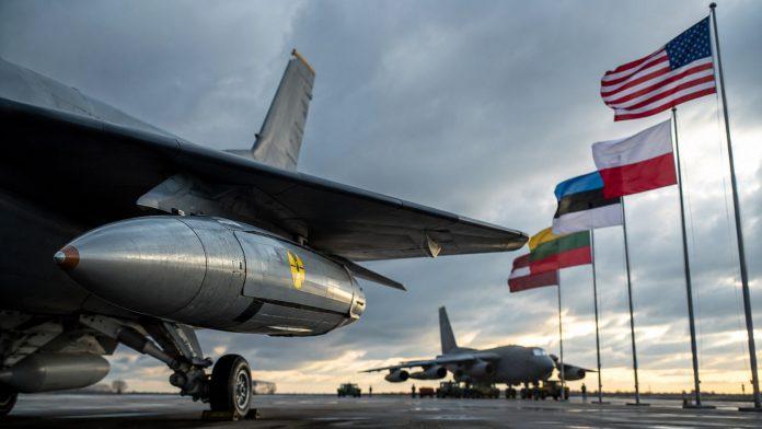 Ядерное оружие США в Польше и Балтии обсуждается в НАТО: что известно о переговорах, самолетах DCA и реакции альянса. Ядерное оружие США в Польше и Балтии обсуждается в НАТО: что известно о переговорах, самолетах DCA и реакции альянса.