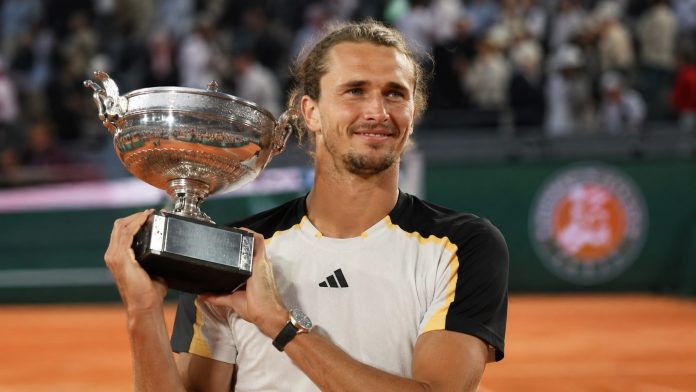 Зверев выиграл Ролан Гаррос 2026 и впервые стал чемпионом Grand Slam после победы над Флавио Коболли в пяти сетах. Зверев выиграл Ролан Гаррос 2026 и впервые стал чемпионом Grand Slam после победы над Флавио Коболли в пяти сетах.