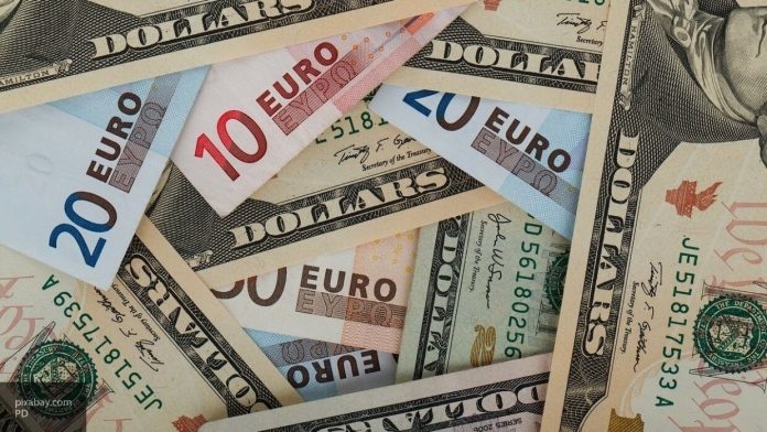 Курс доллара в ПриватБанке снизился 12 июня на 15 копеек. Актуальные наличные курсы валют, котировки евро и детальные тарифы на карточные расчеты.